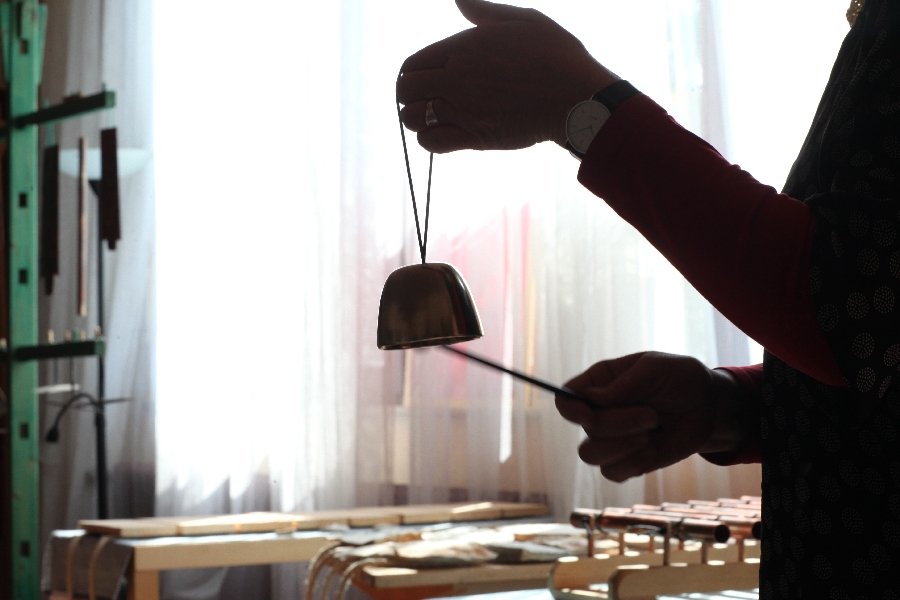 Spielen eines Klanginstruments im HörRaum