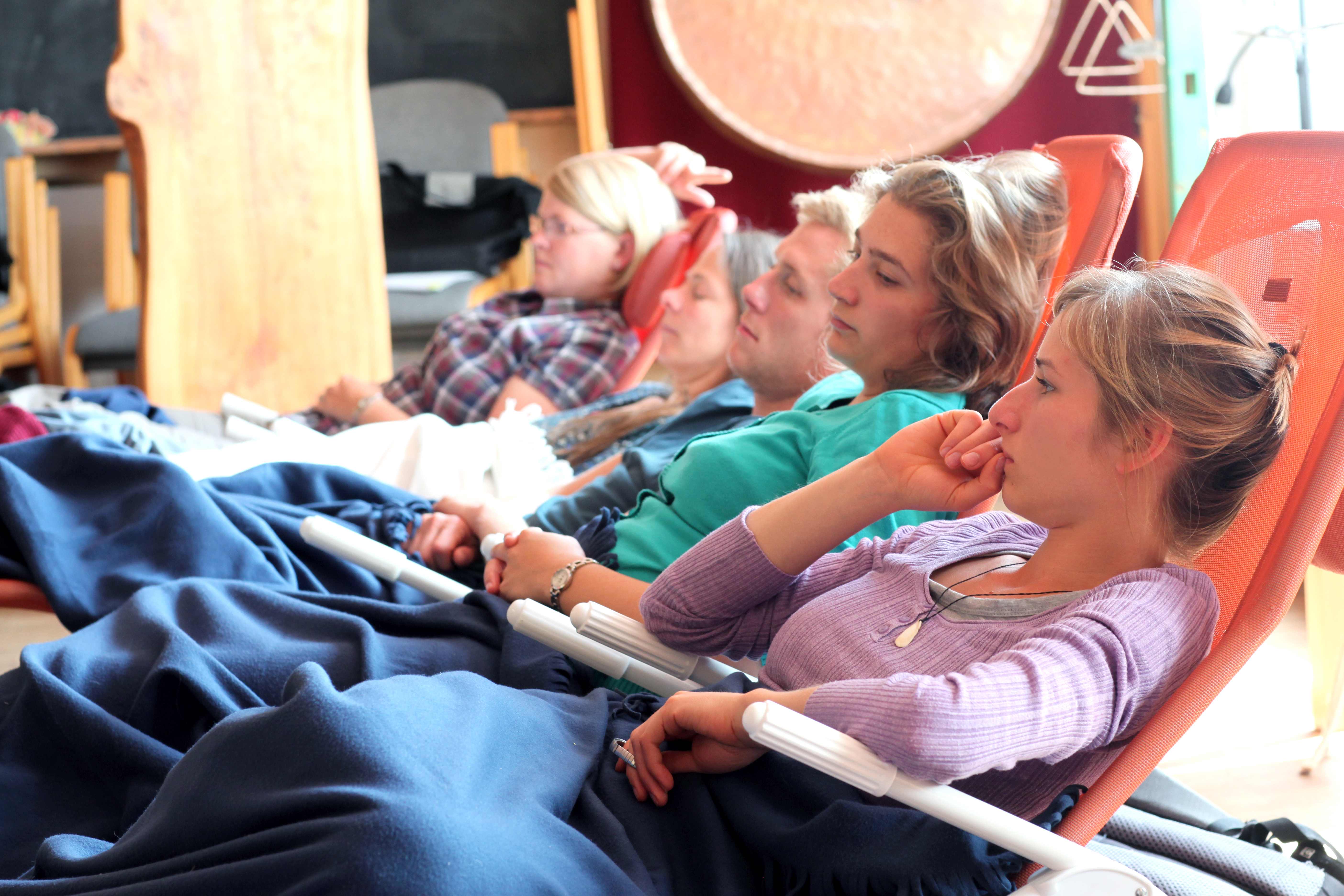 Entspannte Teilnehmer während einer HörRaum Session